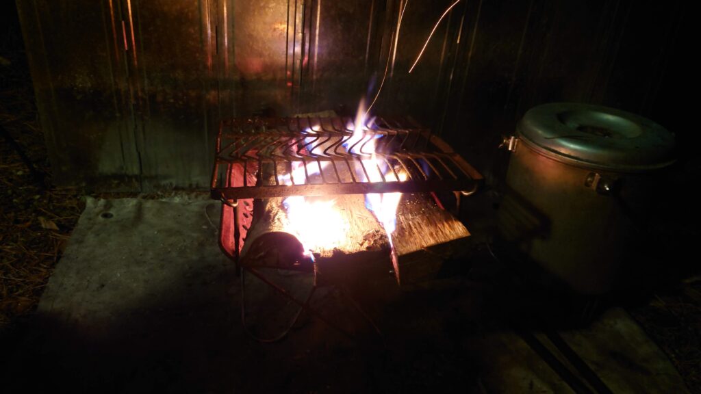 ごとくをのせた焚火台