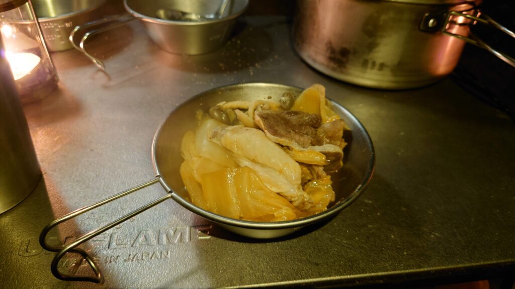 シェラカップによそったキムチ鍋