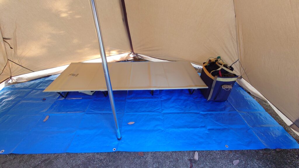 テント内のコット