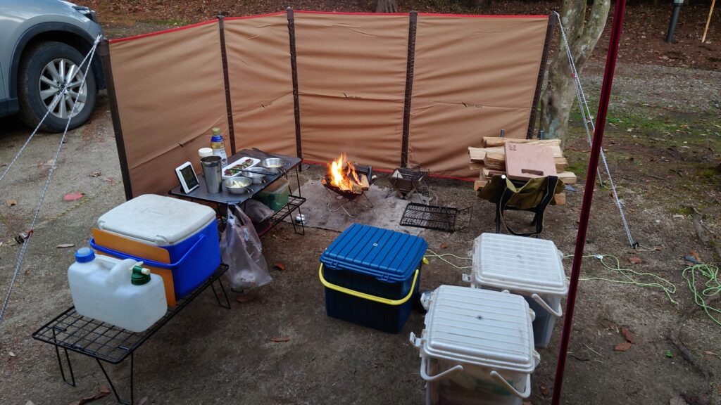 焚火を囲むサイト