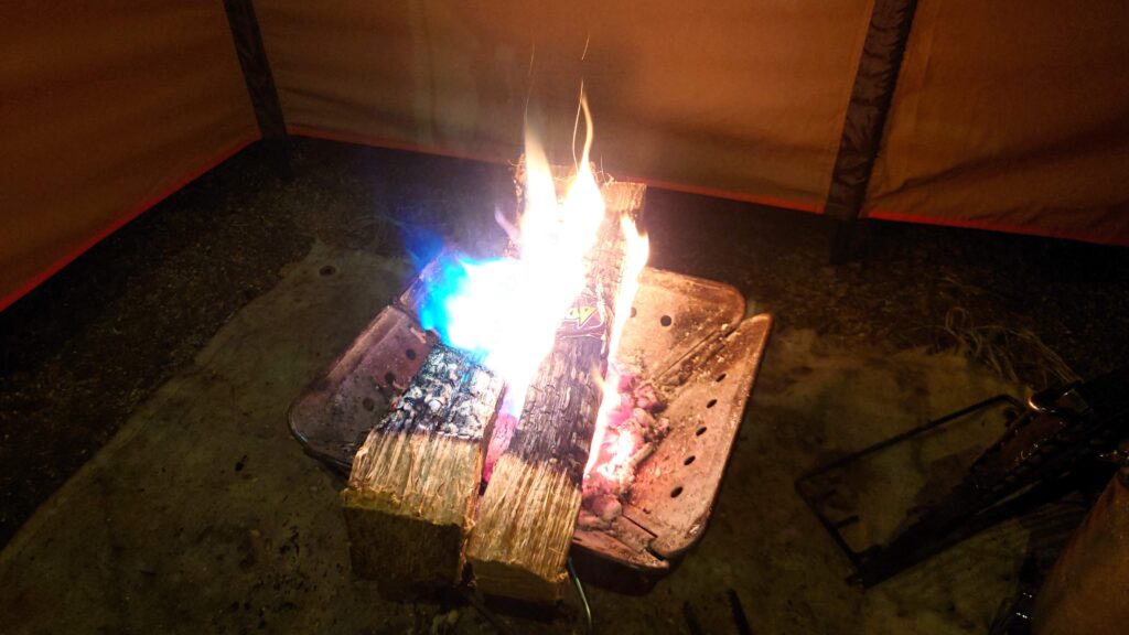 ART FIREを投入した焚火の炎