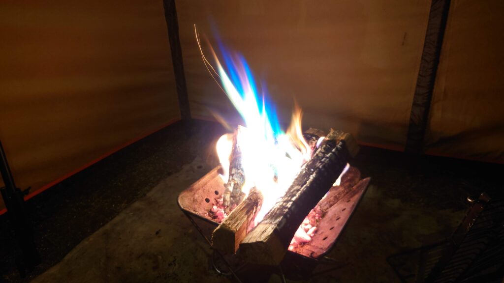 ART FIREを投入した焚火の炎