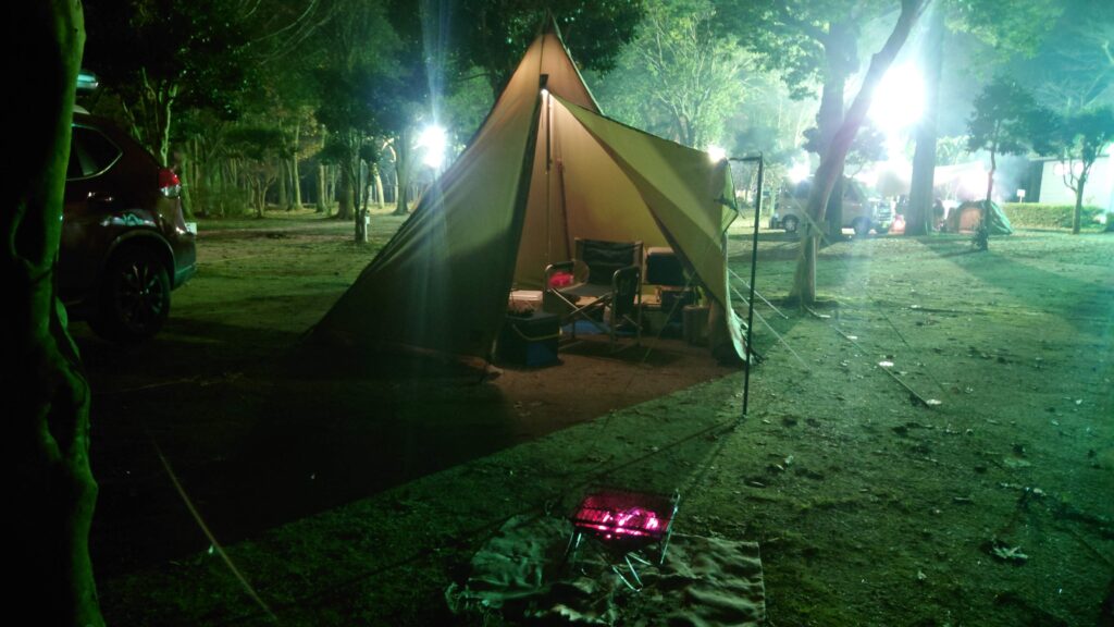 夜のキャンプサイト