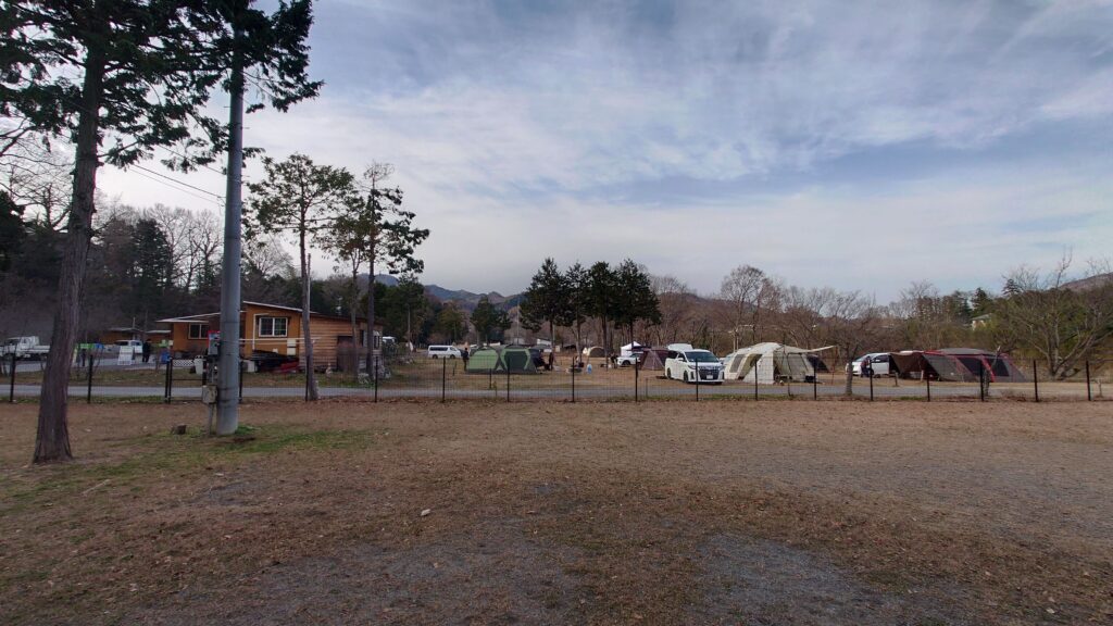 スパドッグズラン秩父からスプラッシュガーデン秩父を臨む