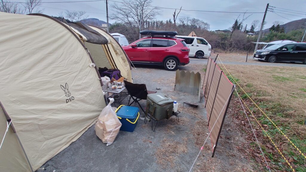 陣幕とテントの間のリビングスペース