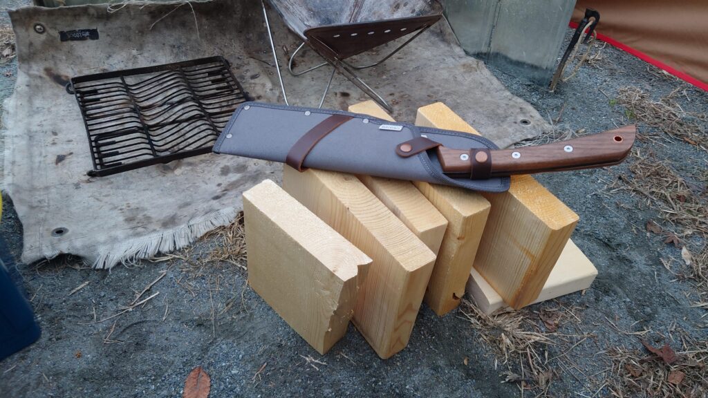 薪と鉈と焚火台