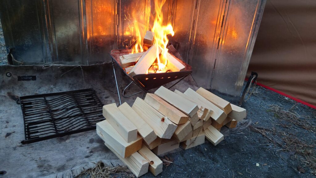 割った薪と焚火