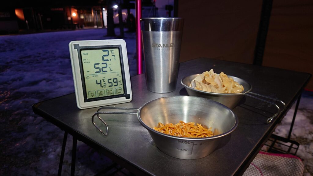 テーブルの上の温度計とつまみ