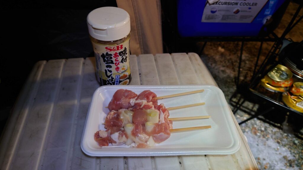 串に刺した鶏肉