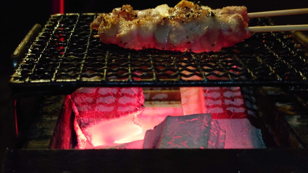 赤い炭と焼き鳥