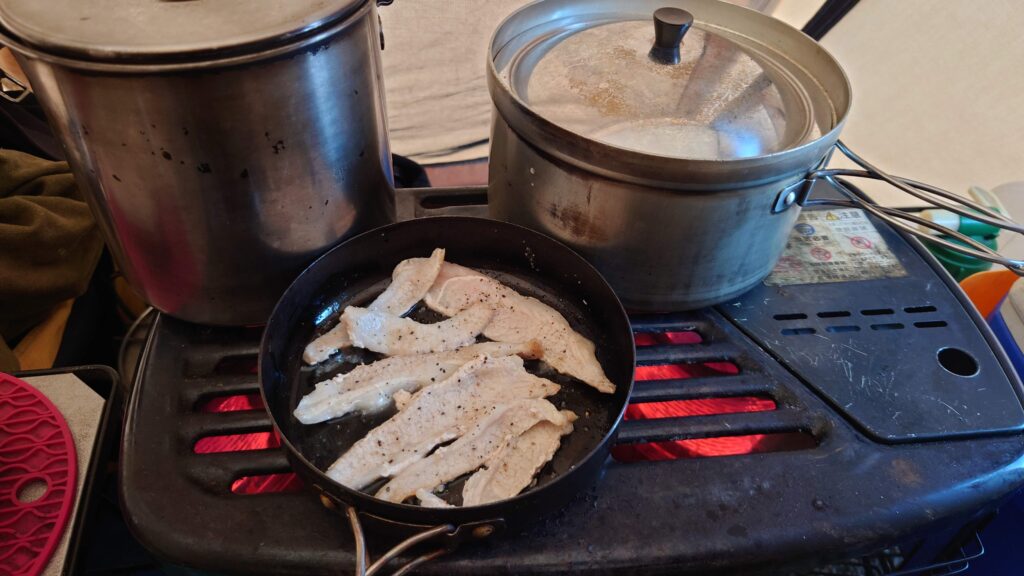 石油ストーブで豚トロを焼く