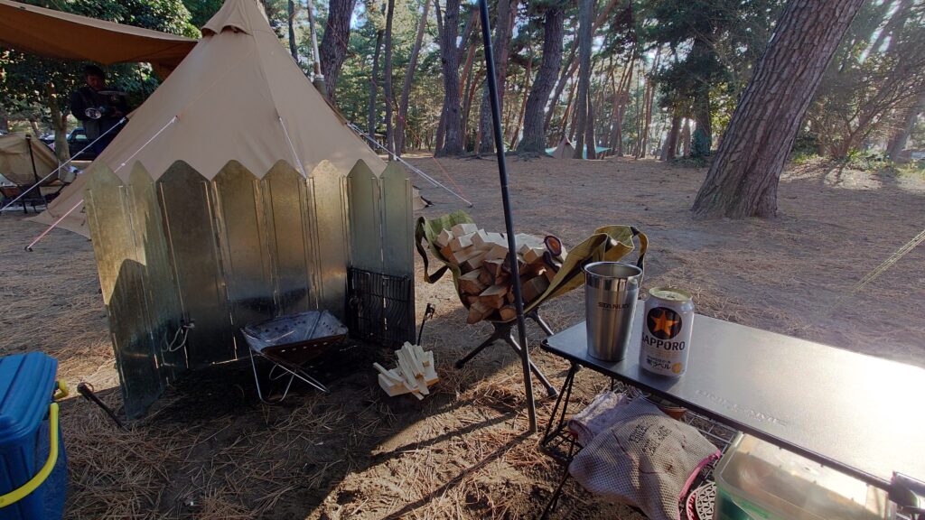 焚火台とテーブルの缶ビール