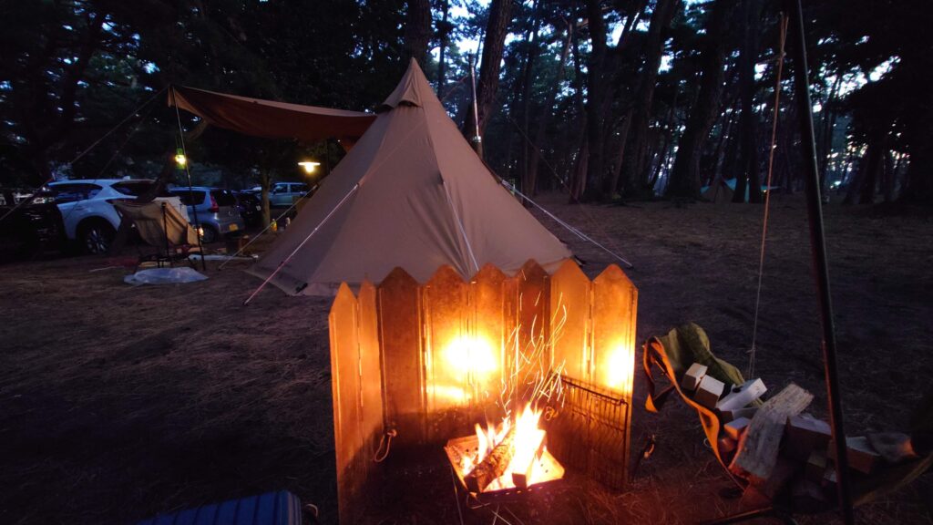 焚火スクリーンに映る焚火の炎