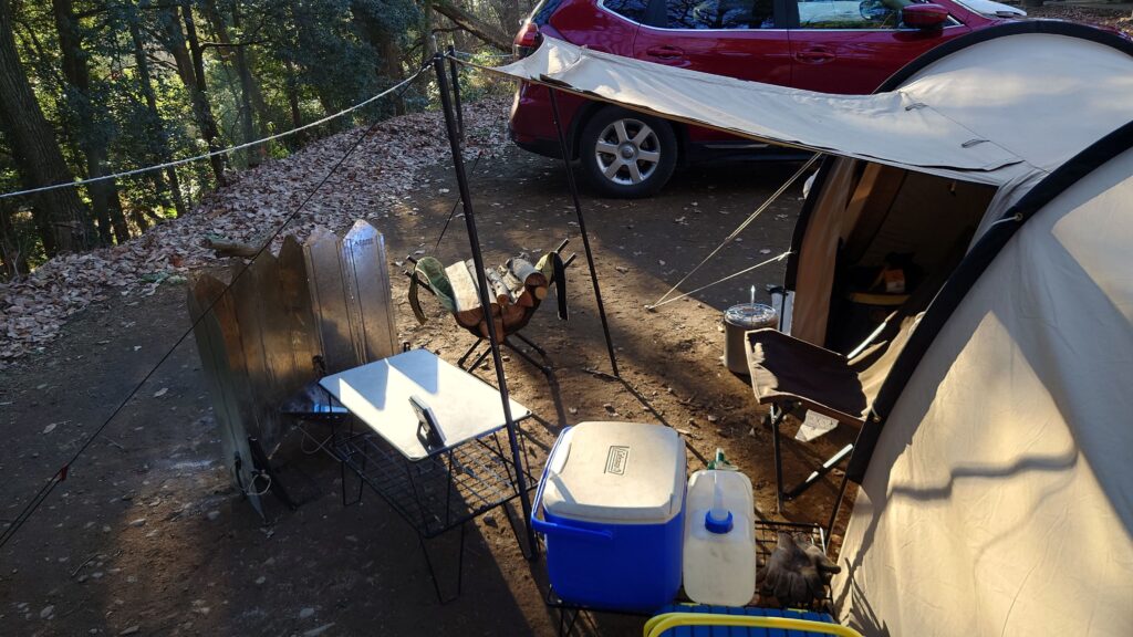 焚火スクリーンを設置したリビングエリア