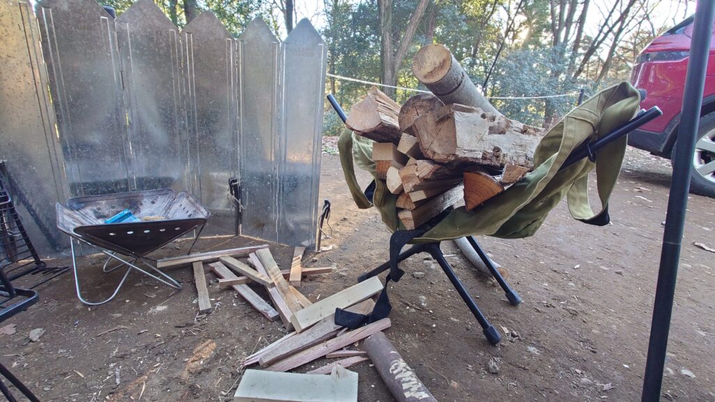 焚火スクリーンと焚火台と薪