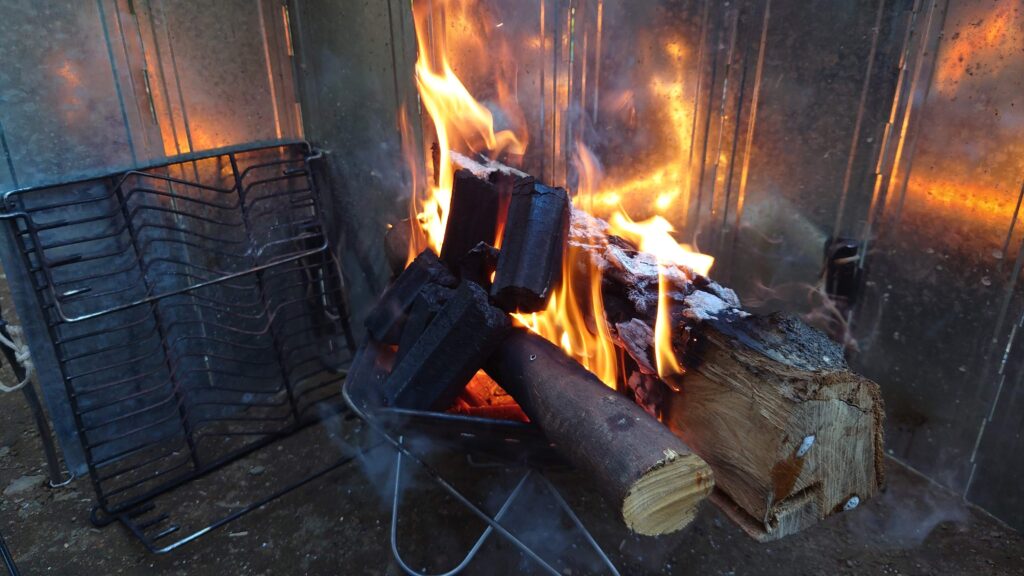 焚火にオガ炭投入