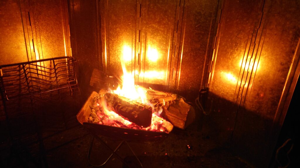 熾ができた焚火台と焚火スクリーンの反射