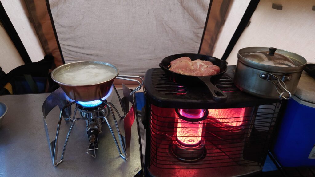 石油ストーブを使った朝食の準備風景
