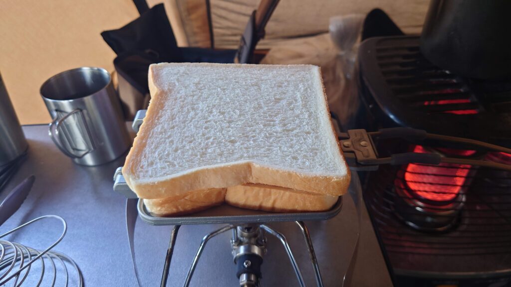 ホットサンドメーカー上に重ねたパン