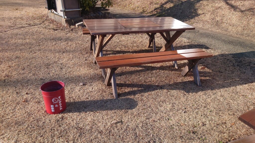 井頭温泉チャットパレス庭のベンチ