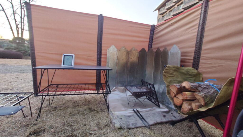 陣幕mini内側の焚火台と薪