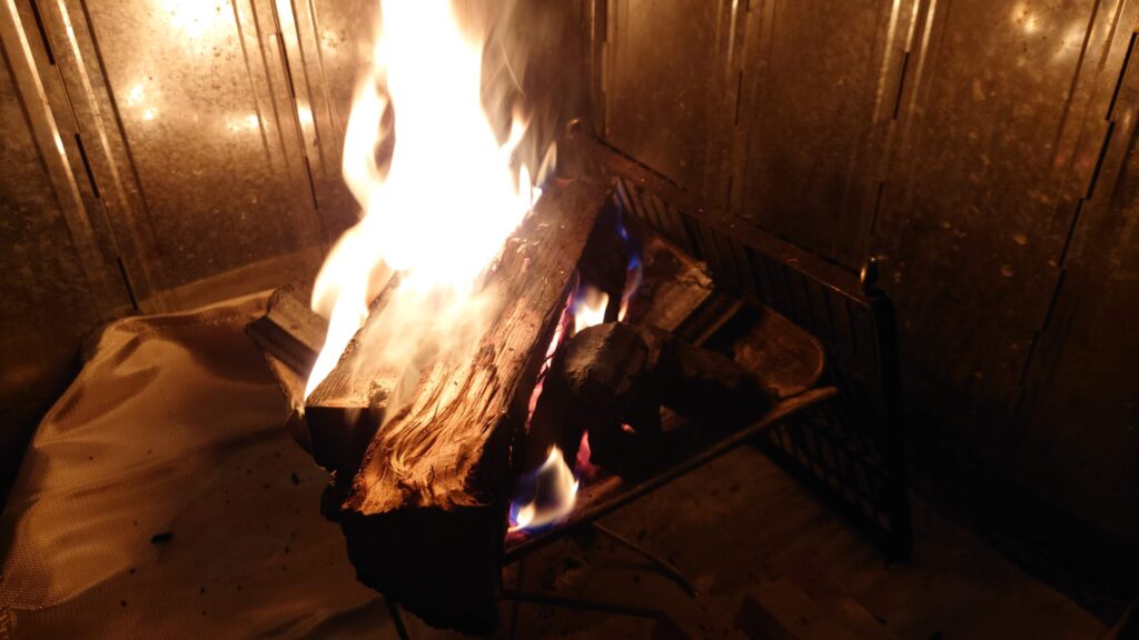 焚火でオガ炭に着火