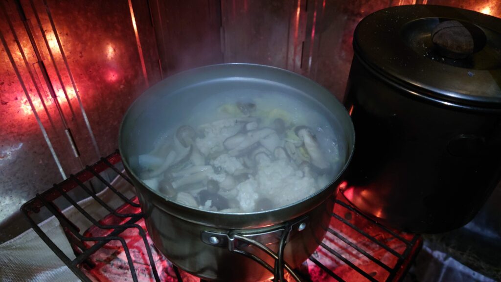 焚火の上の鍋