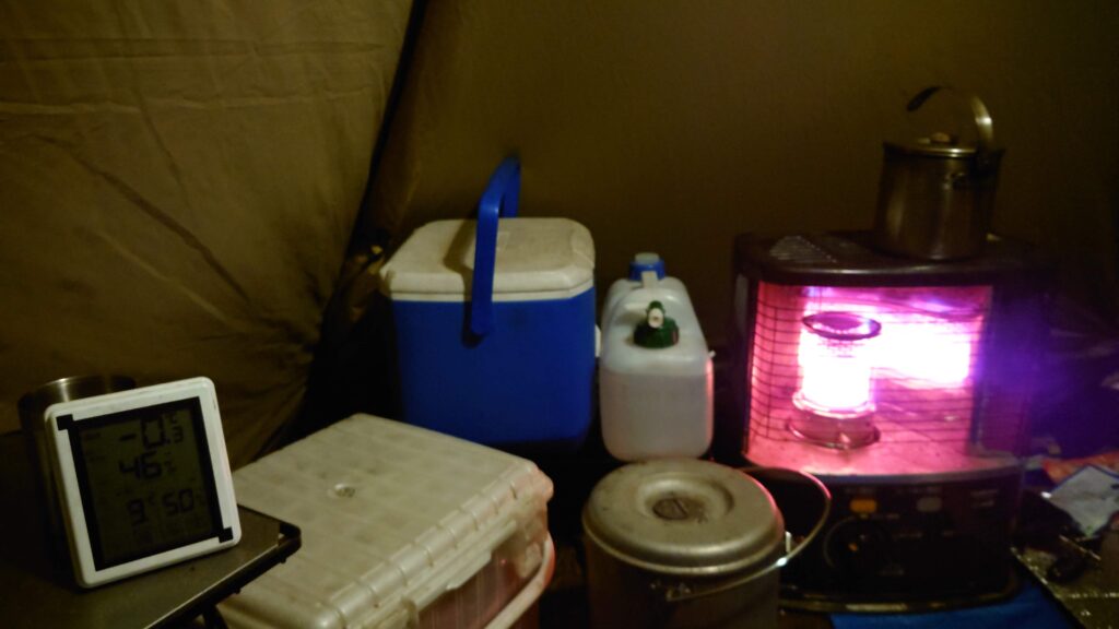 焚火内の様子、石油ストーブと温度計