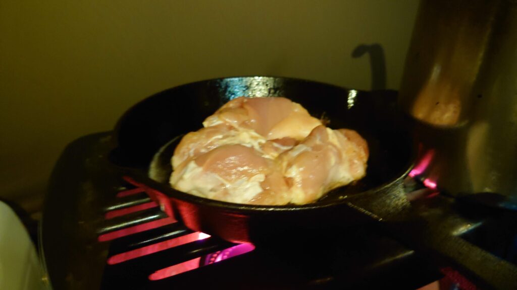 スキレットで鶏モモ肉の調理