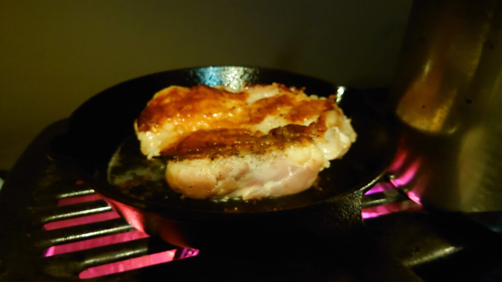 こんがりと焼けた鶏の皮