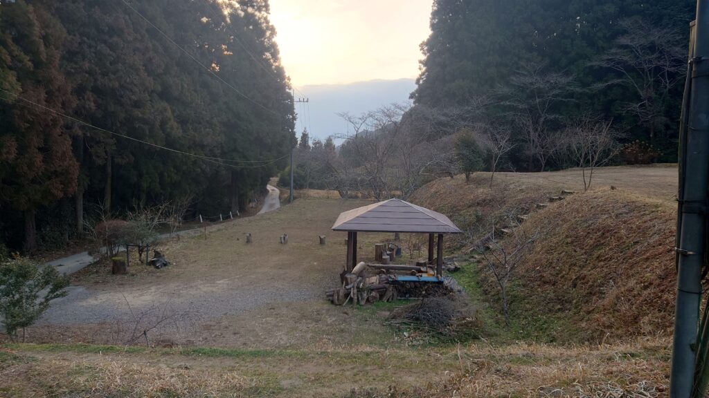 柏倉フィッシングパークキャンプ場最下段サイト