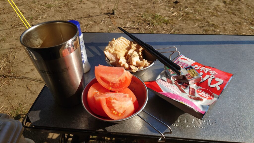 つまみ、トマトとカルパス追加