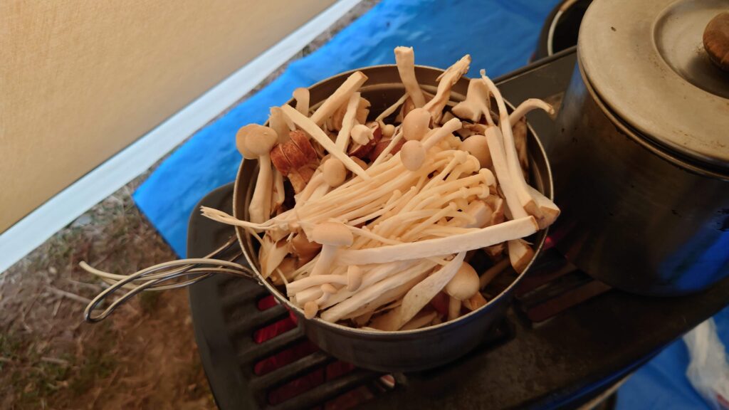 石油ストーブで調理中の鍋