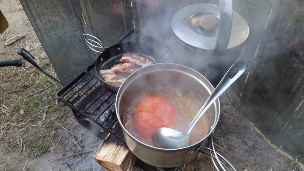 柏倉フィッシングセンターキャンプ場焚火で朝食の準備