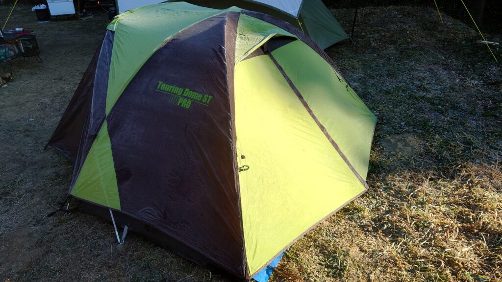 霜の降りたColemanツーリングドームST