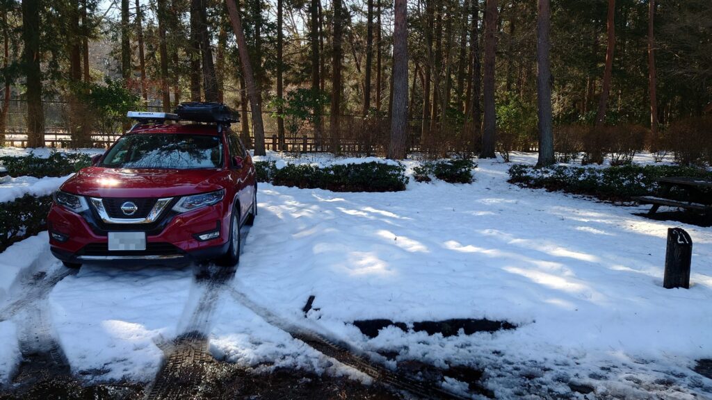 雪に覆われた那須野が原公園キャンプ場オートサイト
