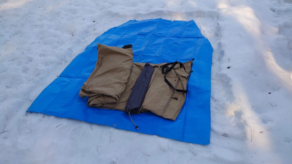 雪の上に置いた設営前のテント
