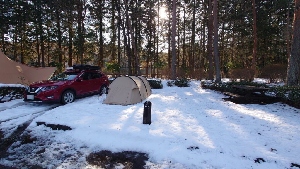 雪のテントサイトに貼ったソロカマTC