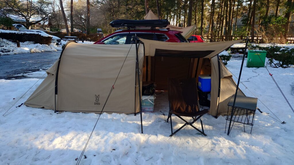 ソロカマTC雪のキャンプサイトに張り出したキャノピー