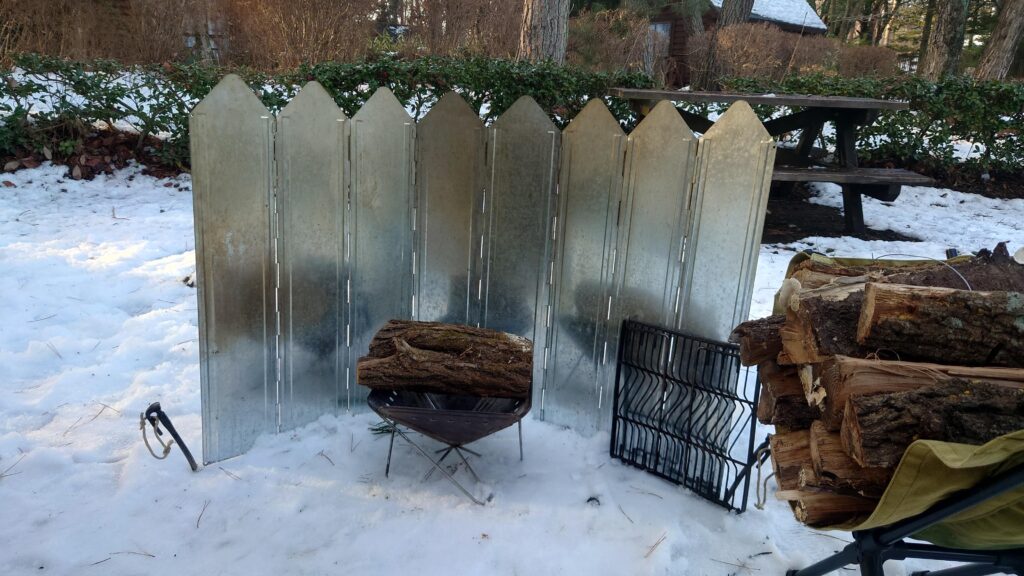 雪上の焚火台とスクリーン