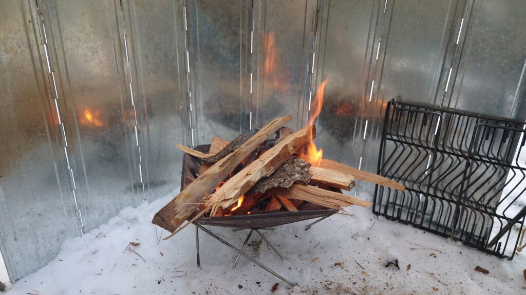 燃え始めた焚火