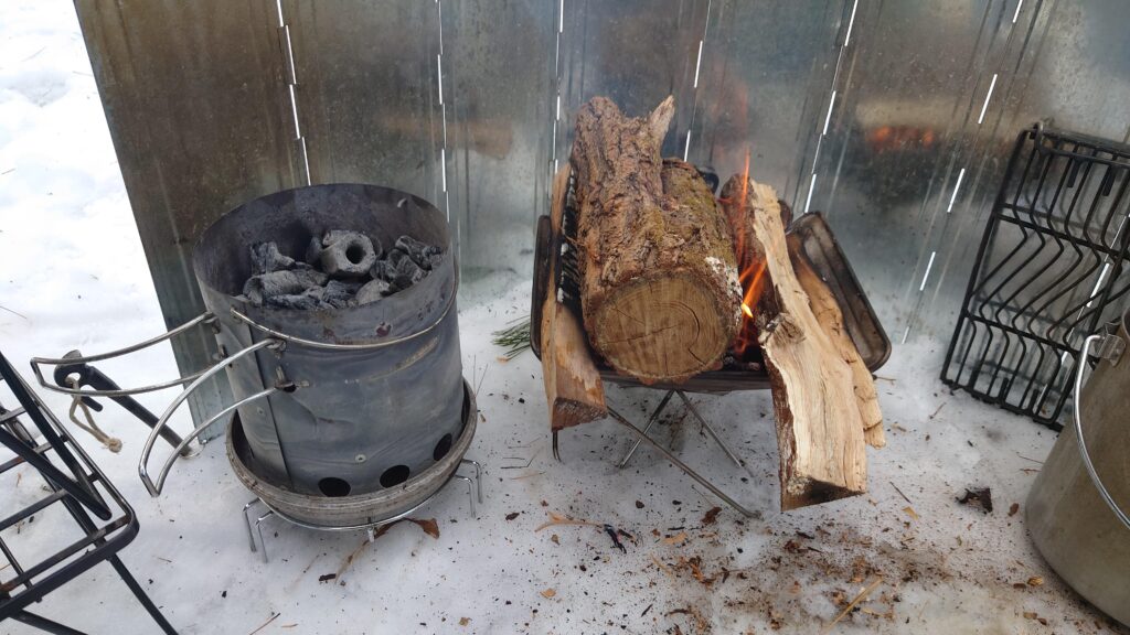 焚火に突っ込んだ極太薪