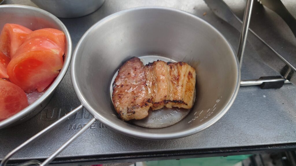 焼き上がった豚バラ肉の炭火焼き