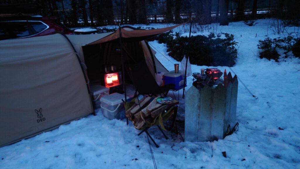 夕暮れのキャンプサイト