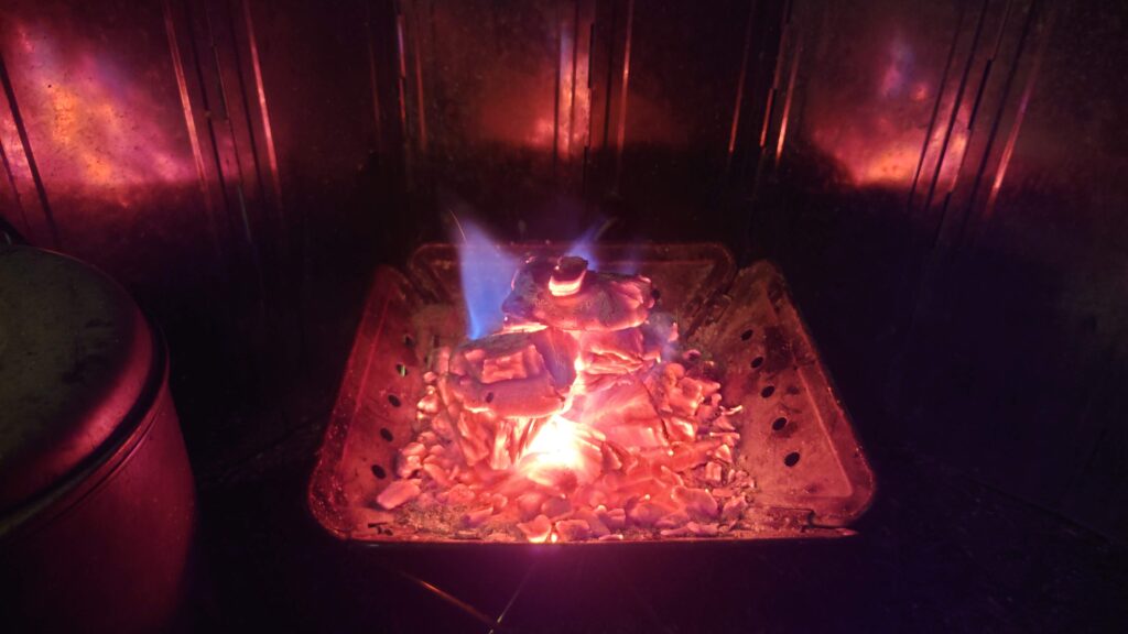 焚火台一杯の熾