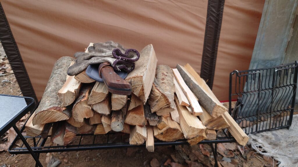 栃木の森キャンプ場焚火用の薪