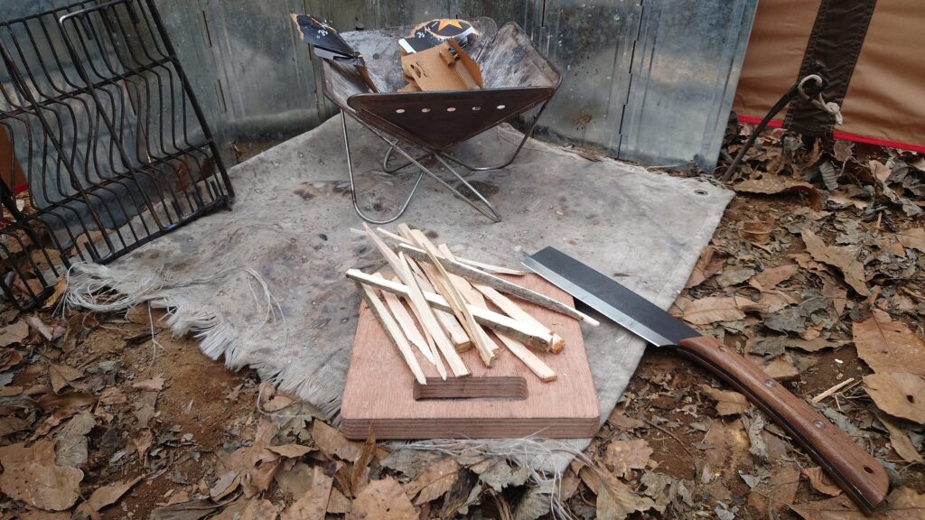焚火台と焚き付け用の薪