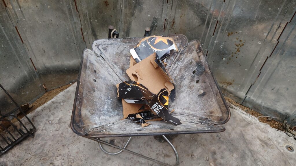 焚火台にくべたサッポロ黒ラベルの包装紙