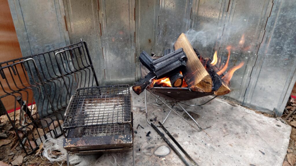 オガ炭を焼べた焚火