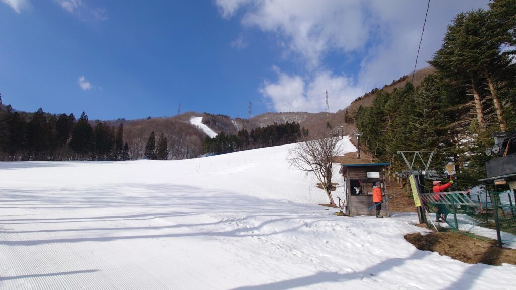 赤沢スキー場始業前点検中のリフトとゲレンデ